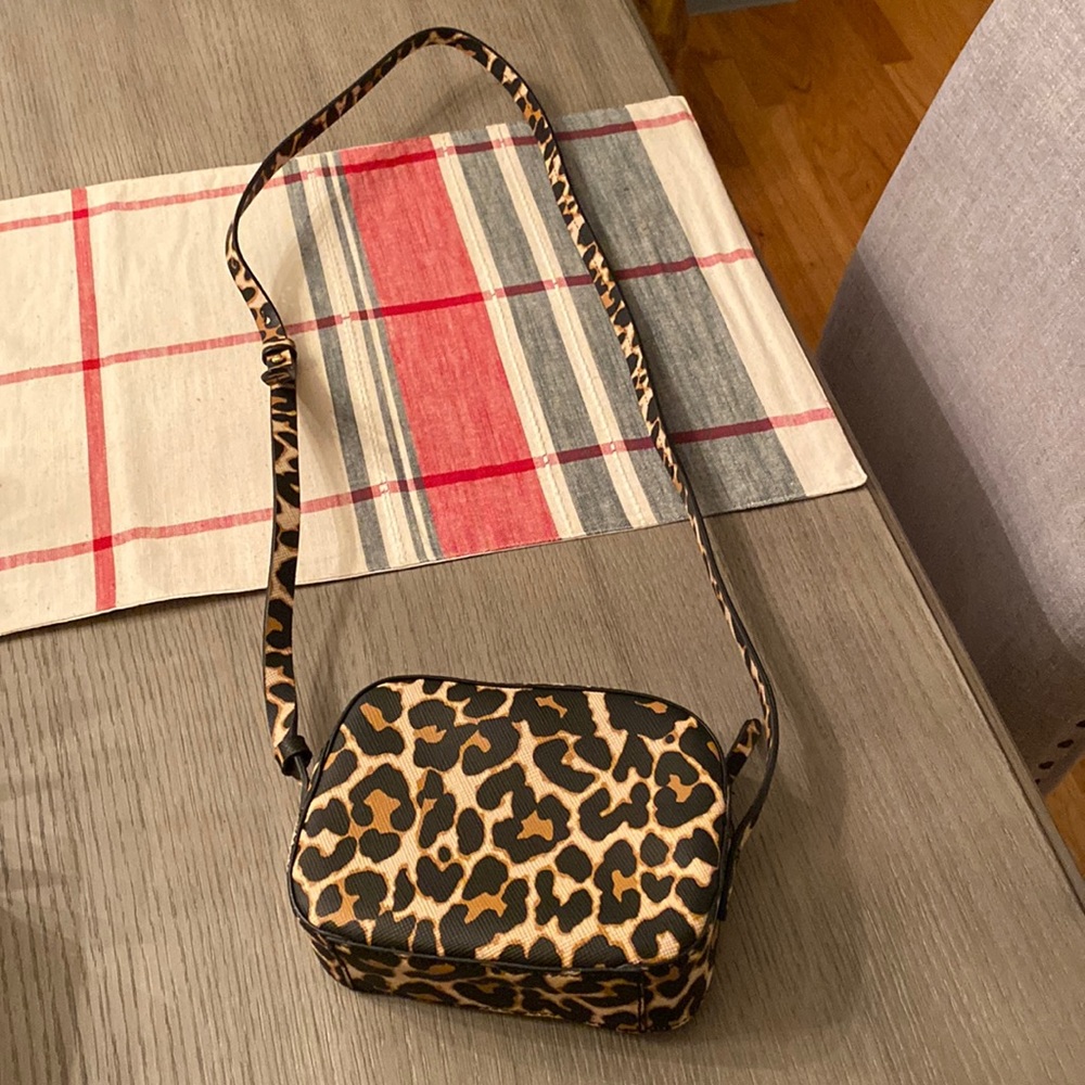 Cheetah print crossbody bag. 1 pocket inside.